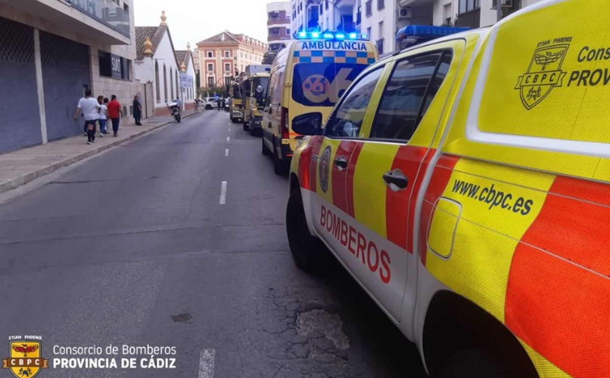 Aparatoso incendio en la calle Paul de Jerez con seis personas afectadas por el humo