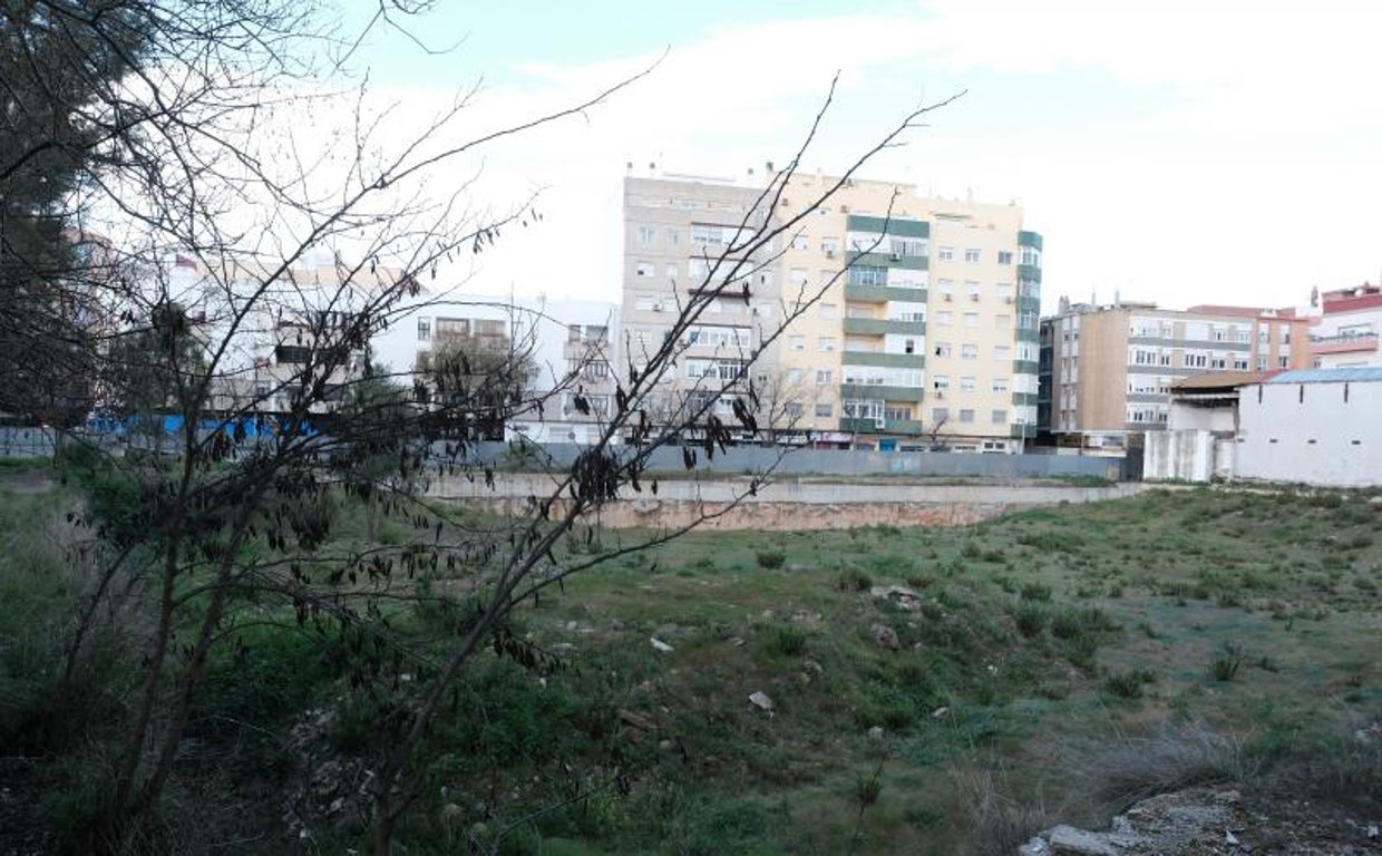 Solar en el que se construirá el parking y el pabellón Portillo.