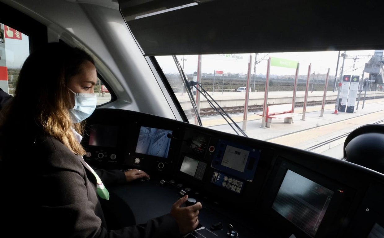 La conductora del tranvía de la Bahía de Cádiz.