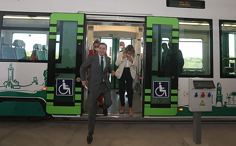 Juanma Moreno: « El tranvía retirará más de un millón de vehículos al año»