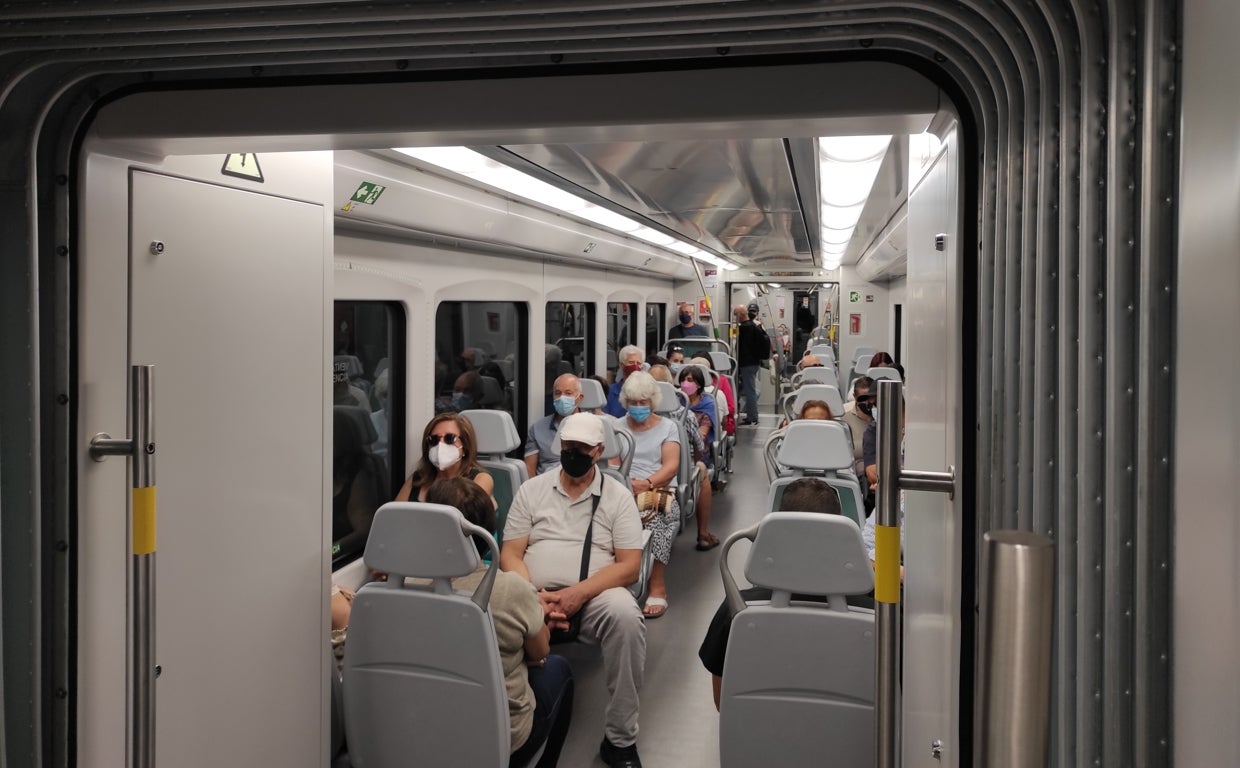 Pasajeros sentados dentro del Trambahía a su paso por el soterramiento de Cádiz