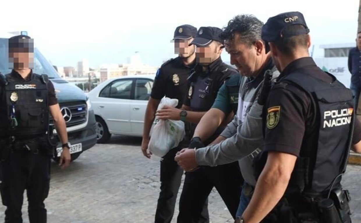 El acusado, a su llegada al juicio en la Audiencia.