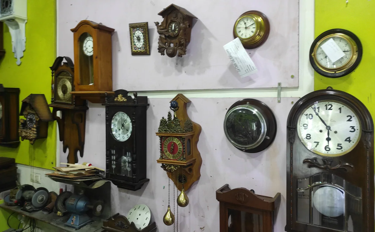 Relojes colgados de la pared en La Casa del Relojero en San Fernando