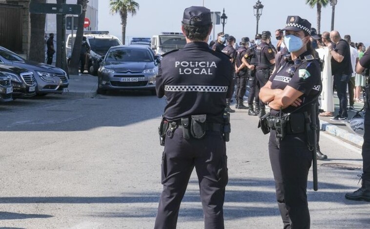 La Policía Local encuentra en un parking de Cádiz una bolsa con más de 3.000 euros