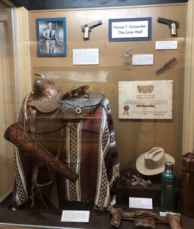 Imagen secundaria 2 - El gaditano a lomos de un caballo, con su estatua de cera y su vitrina en el Museo y Salón de la Fama de los Rangers.