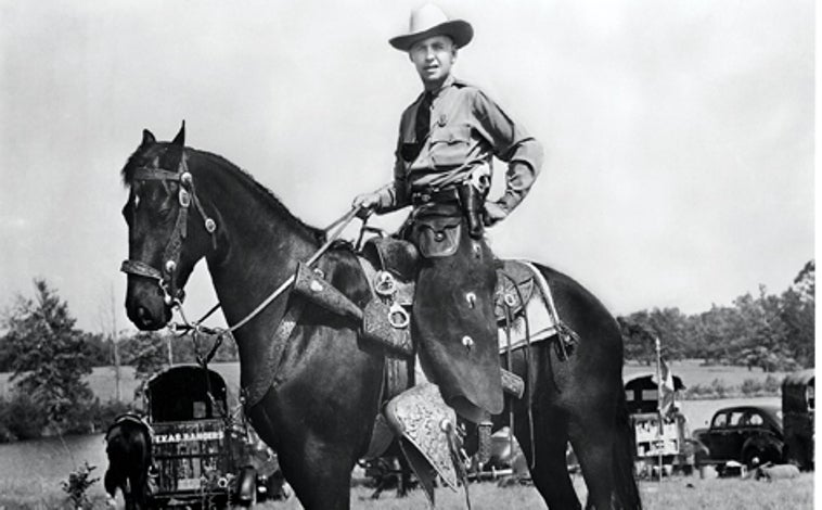 Imagen principal - El gaditano a lomos de un caballo, con su estatua de cera y su vitrina en el Museo y Salón de la Fama de los Rangers.