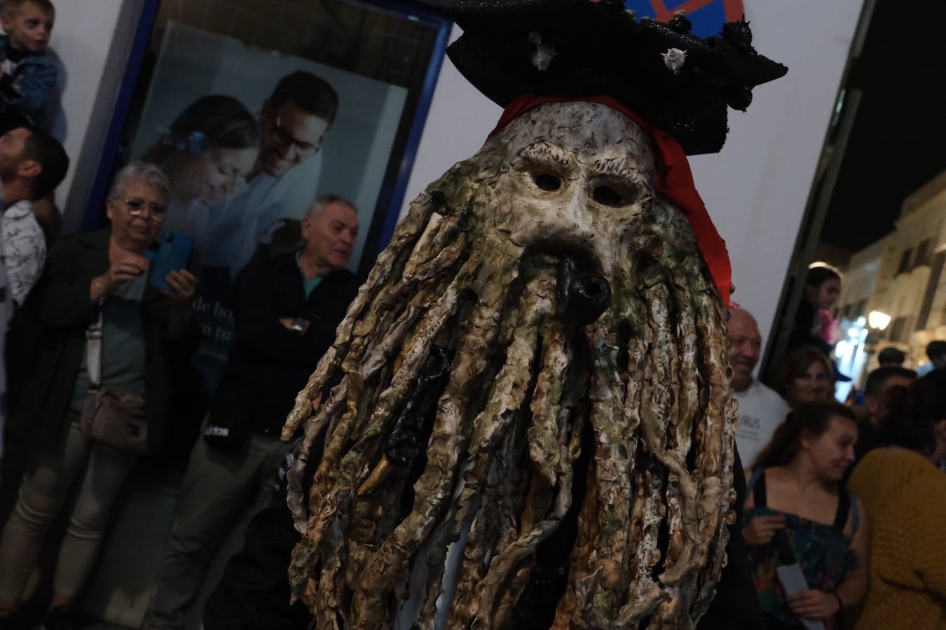 Fotos: La Cabalgata de Cruella de Vil recorre el centro de El Puerto