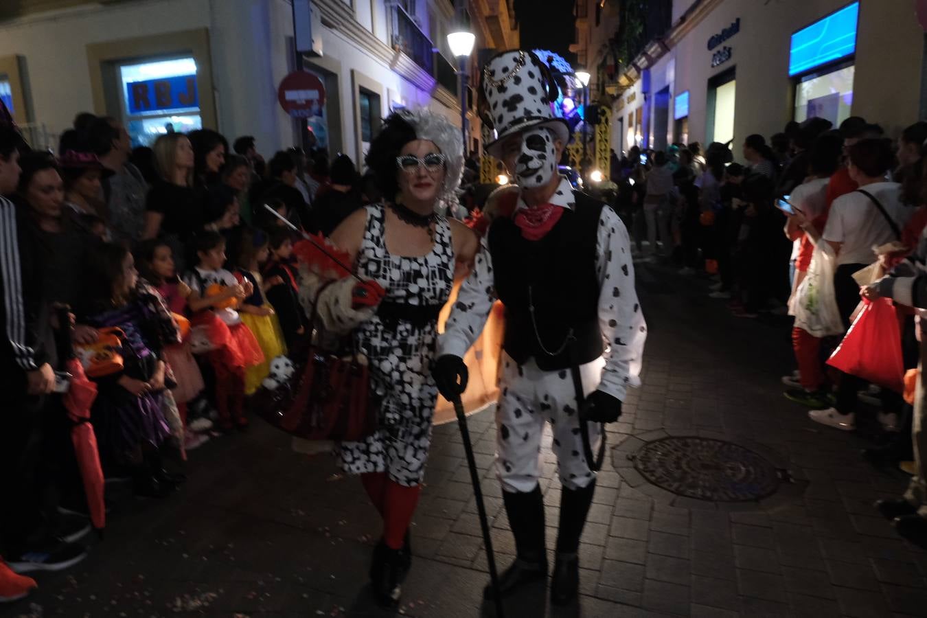 Fotos: La Cabalgata de Cruella de Vil recorre el centro de El Puerto