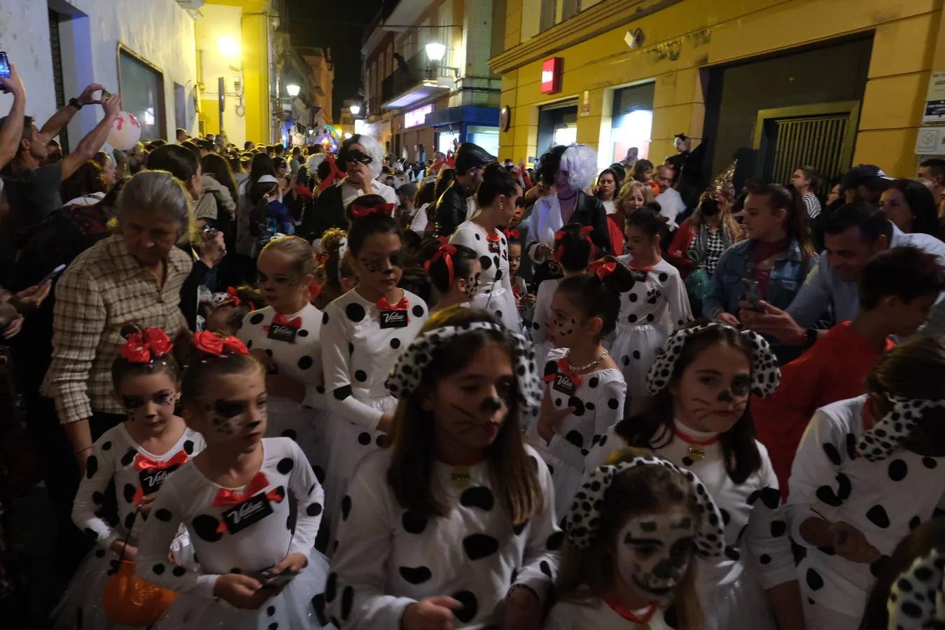 Fotos: La Cabalgata de Cruella de Vil recorre el centro de El Puerto
