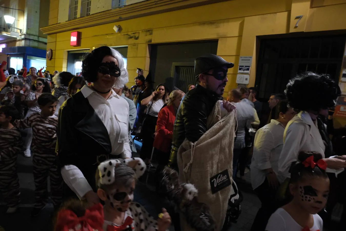 Fotos: La Cabalgata de Cruella de Vil recorre el centro de El Puerto