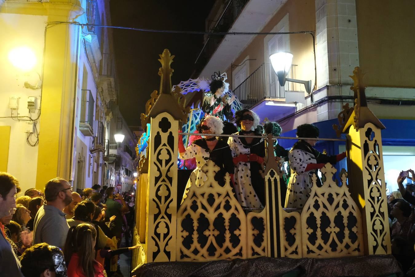 Fotos: La Cabalgata de Cruella de Vil recorre el centro de El Puerto