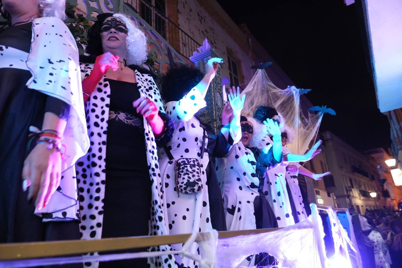 Fotos: La Cabalgata de Cruella de Vil recorre el centro de El Puerto