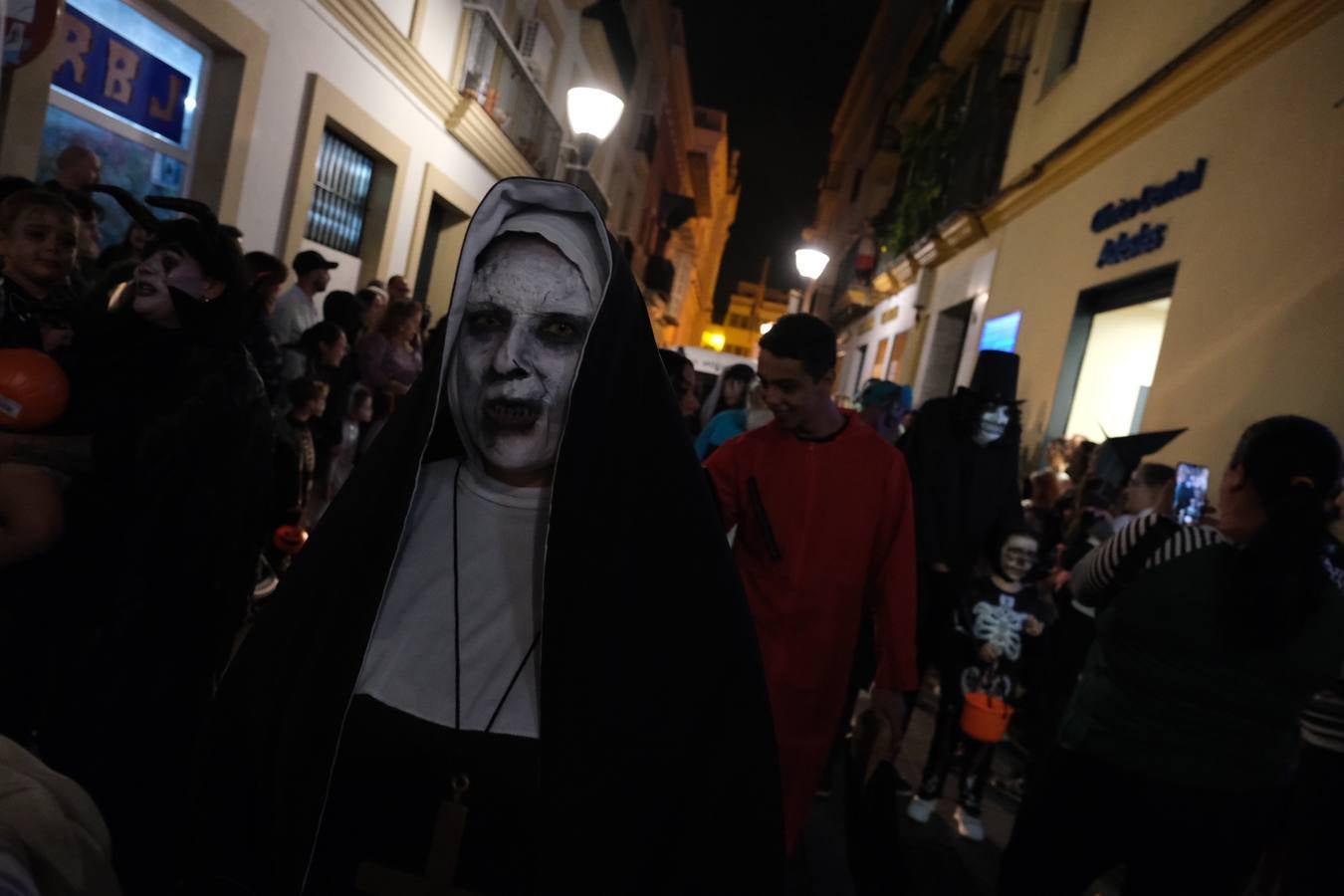 Fotos: La Cabalgata de Cruella de Vil recorre el centro de El Puerto