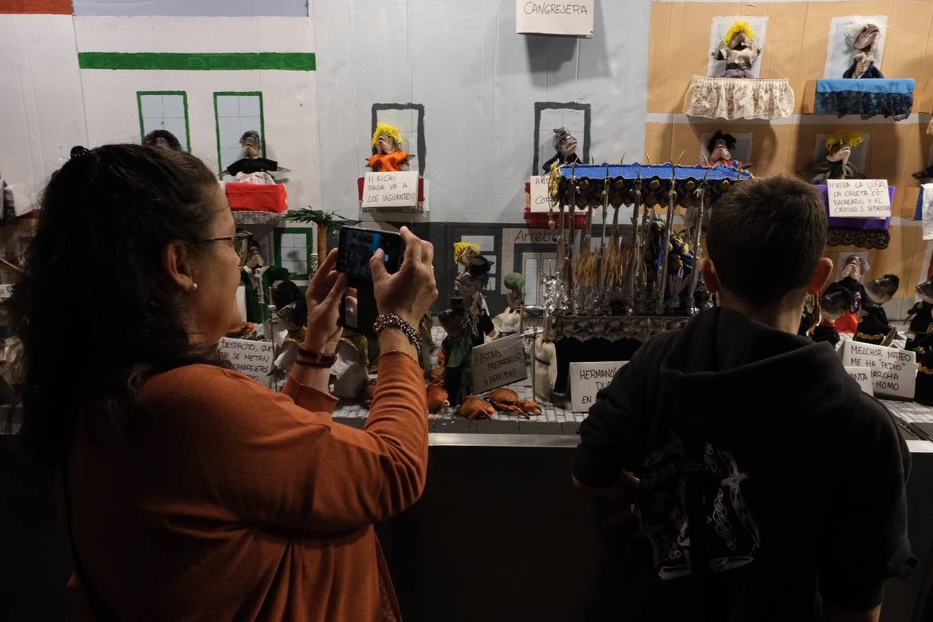 FOTOS: Los puestos del Mercado Central se engalanan para celebrar Tosantos