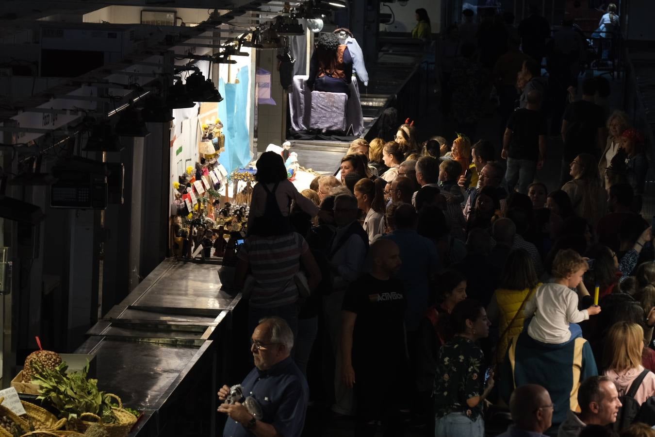 FOTOS: Los puestos del Mercado Central se engalanan para celebrar Tosantos