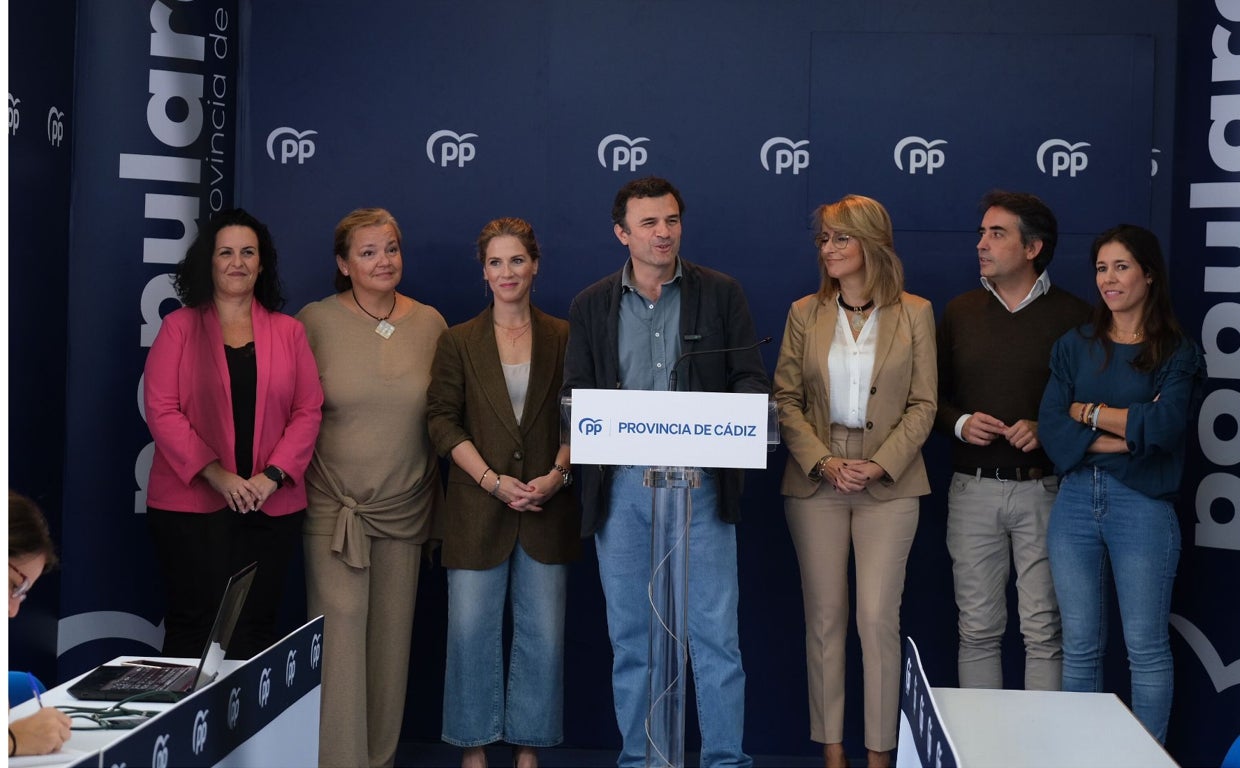 Bruno García, junto con los diputados autonómicos del PP de Cádiz.