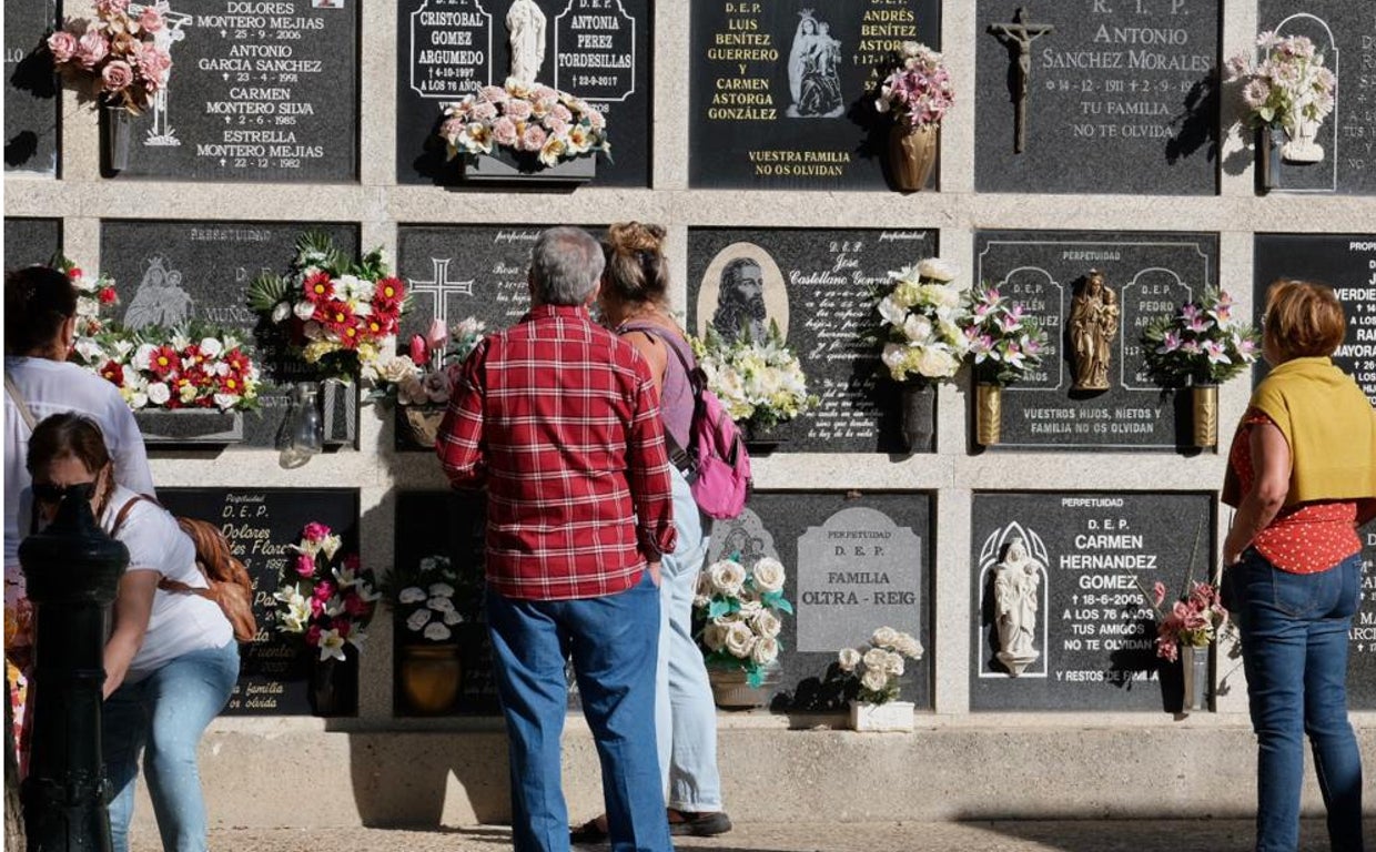 Los cementerios de la provincia viven una jornada de especial emotividad