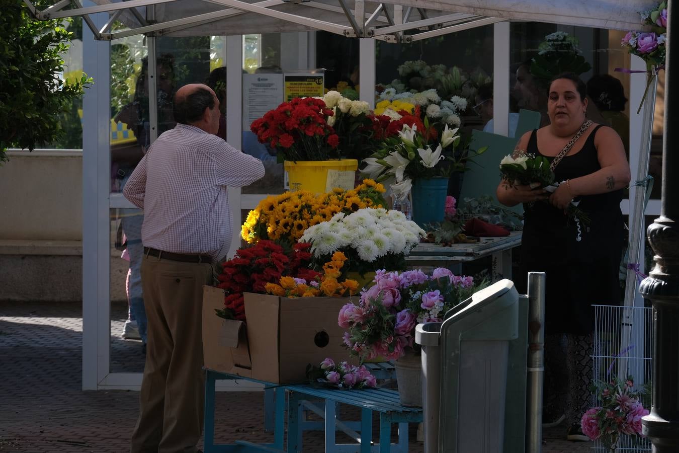 Fotos: Los gaditanos acuden a los cementerios de la provincia para recordar a sus familiares difuntos