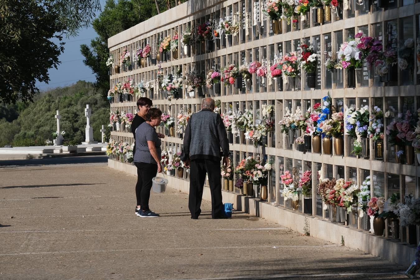 Fotos: Los gaditanos acuden a los cementerios de la provincia para recordar a sus familiares difuntos