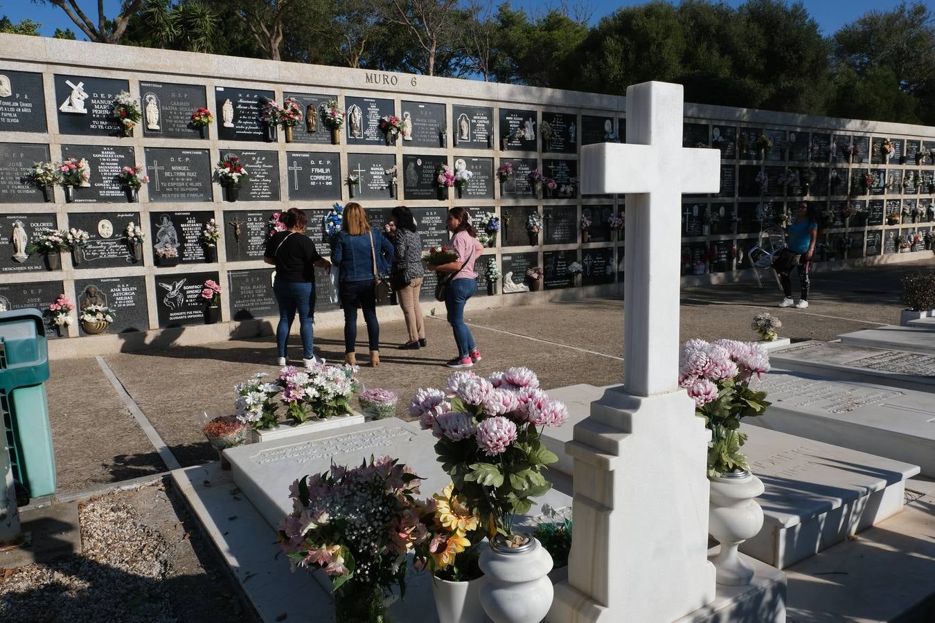 Fotos: Los gaditanos acuden a los cementerios de la provincia para recordar a sus familiares difuntos