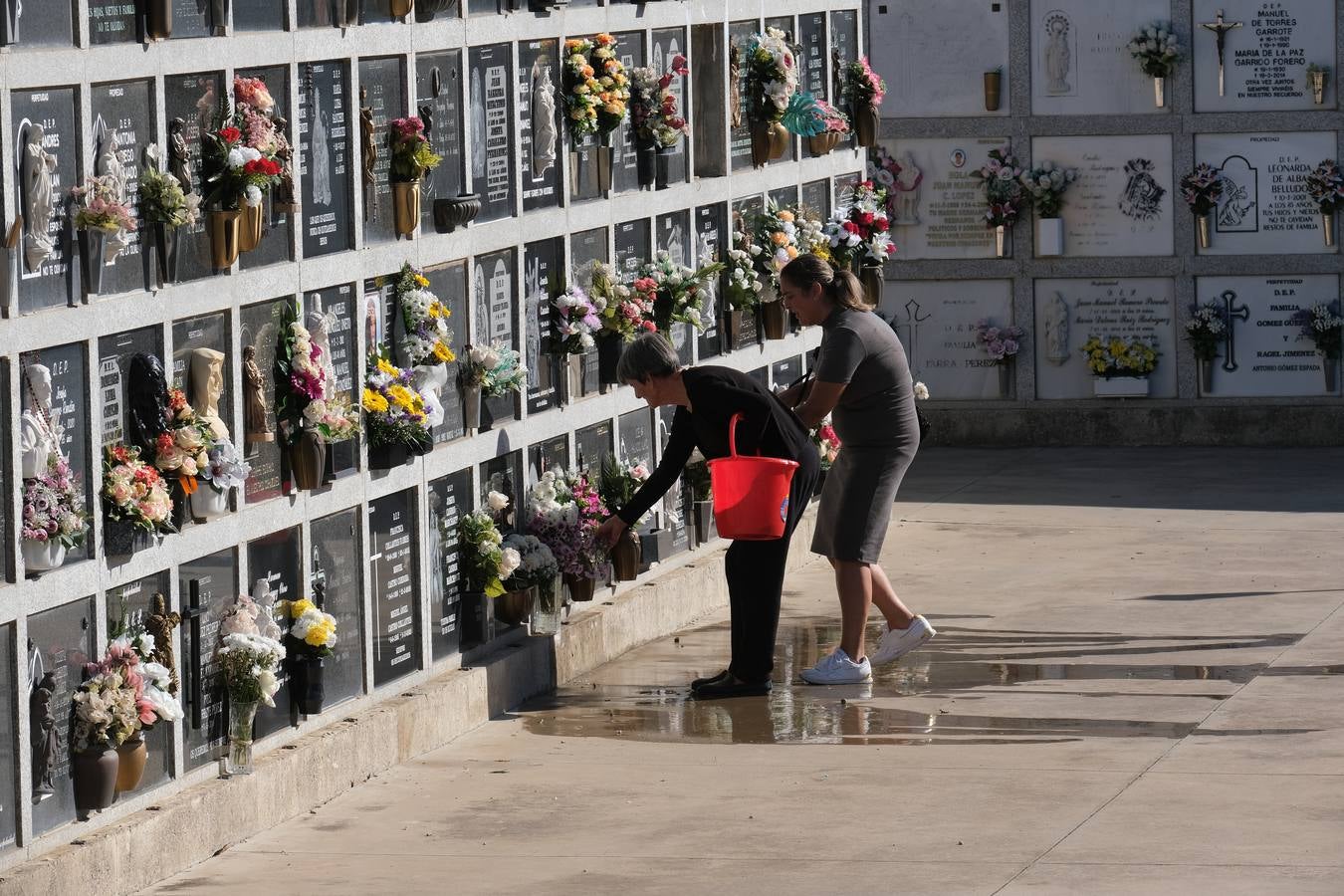 Fotos: Los gaditanos acuden a los cementerios de la provincia para recordar a sus familiares difuntos