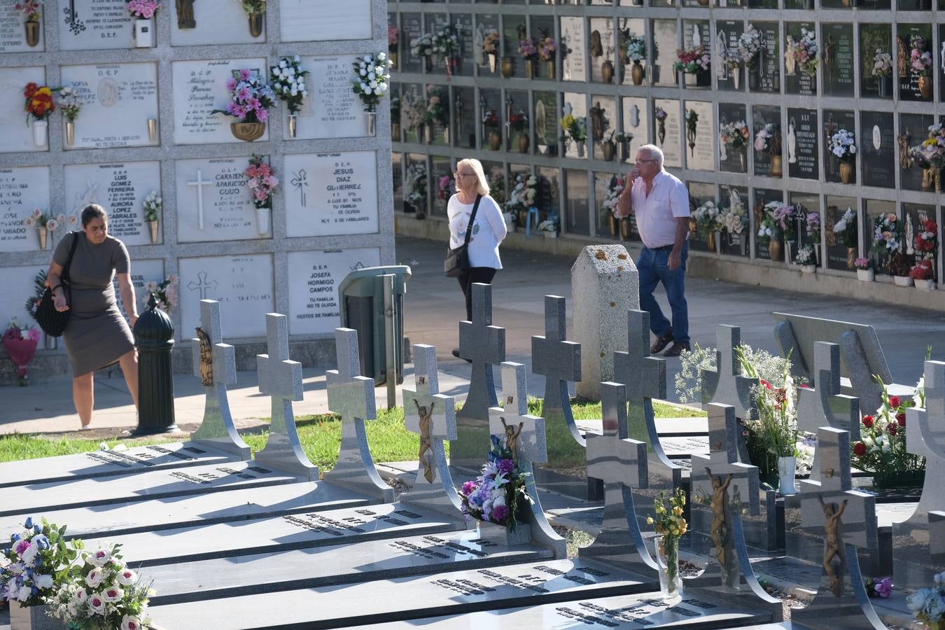 Fotos: Los gaditanos acuden a los cementerios de la provincia para recordar a sus familiares difuntos