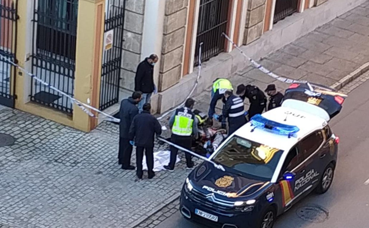 Los efectivos policiales atendiendo al individuo fallecido en la calle Nuño de Cañas.