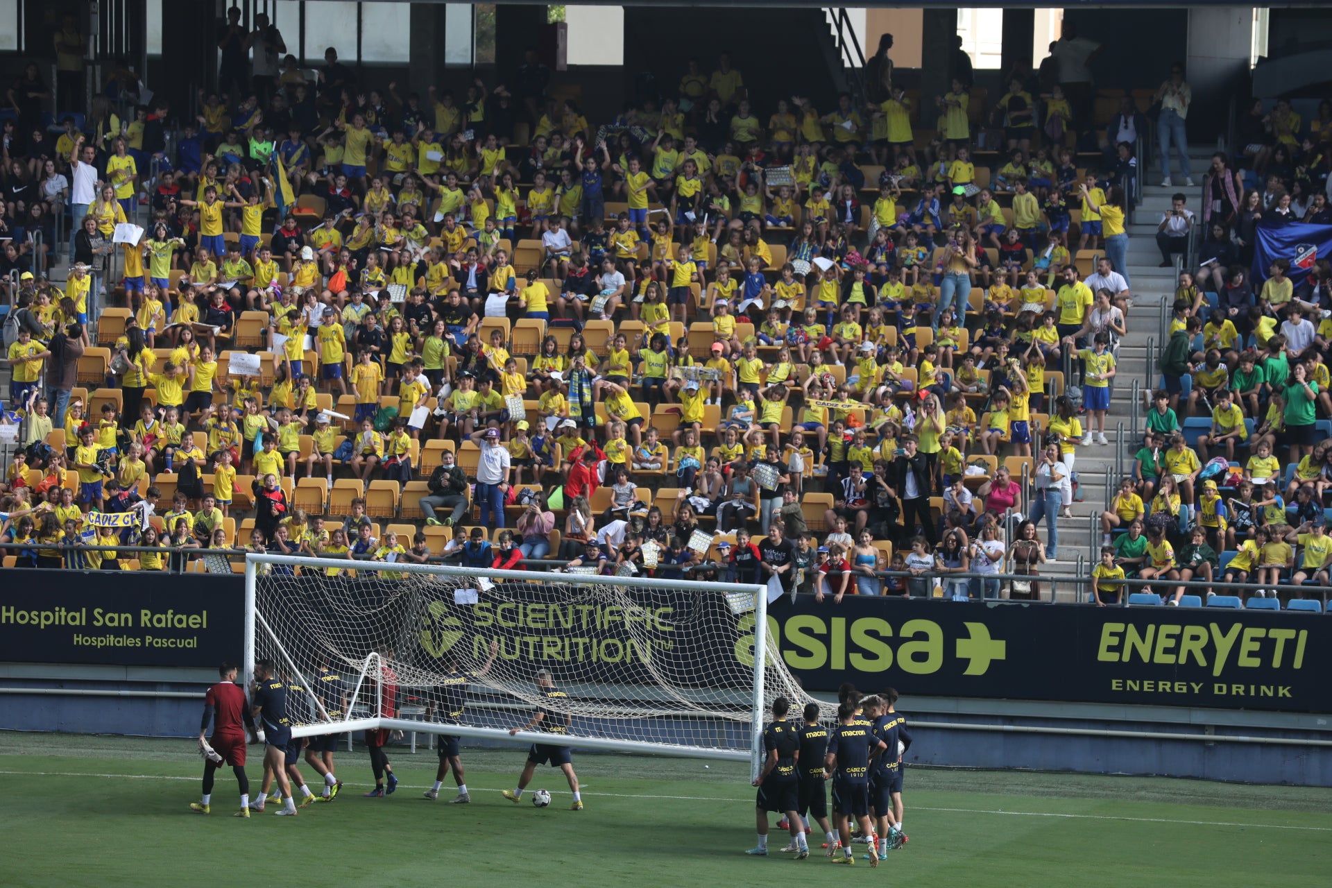 Fotos: la ilusión de los niños llena el Estadio del Cádiz CF
