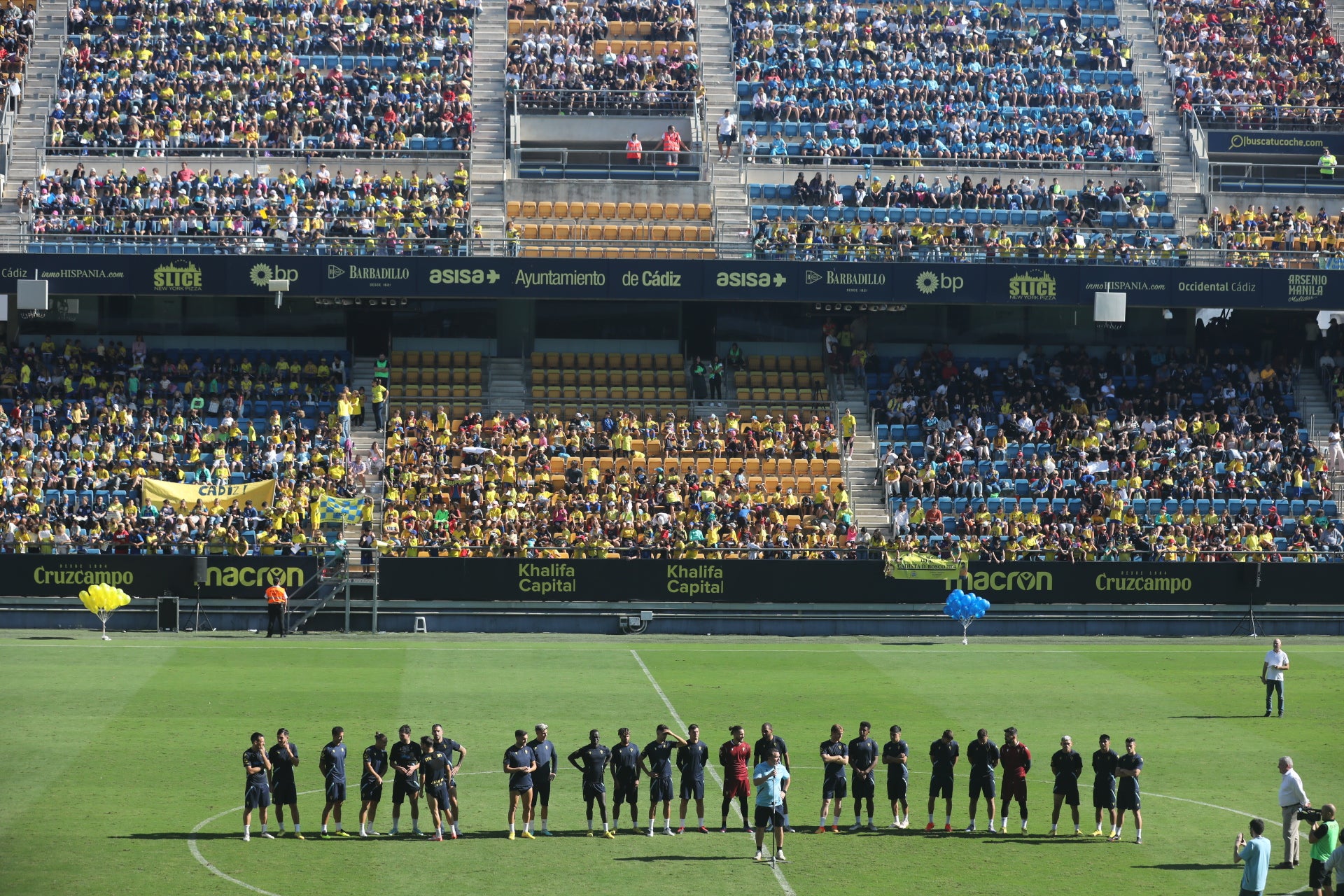 Fotos: la ilusión de los niños llena el Estadio del Cádiz CF