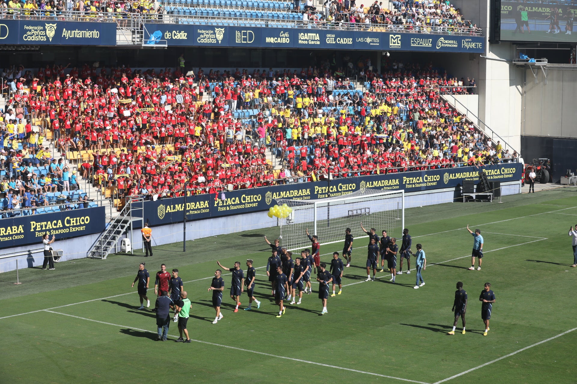 Fotos: la ilusión de los niños llena el Estadio del Cádiz CF