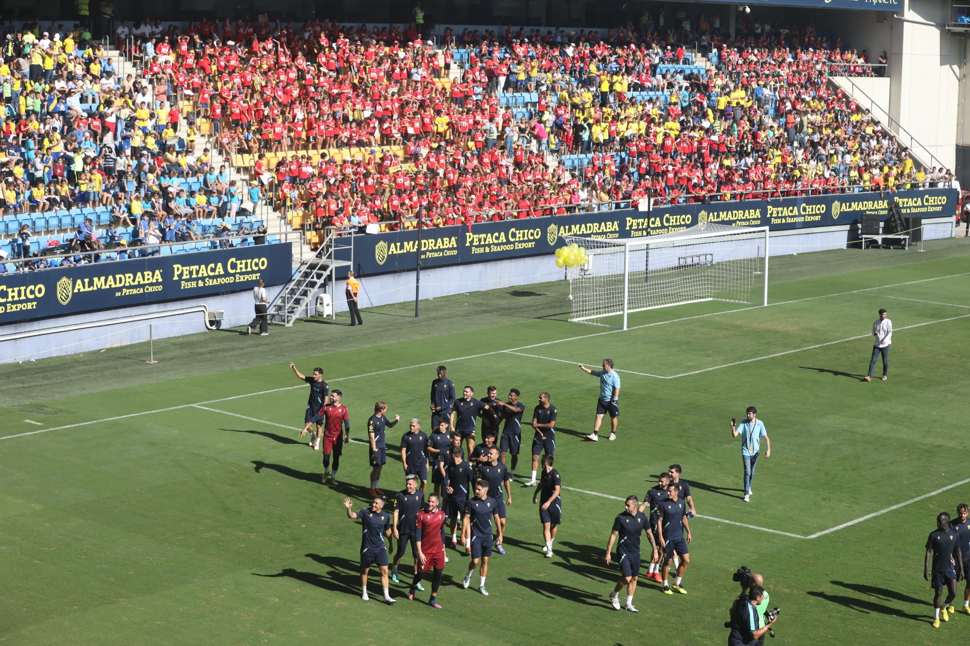 Fotos: la ilusión de los niños llena el Estadio del Cádiz CF