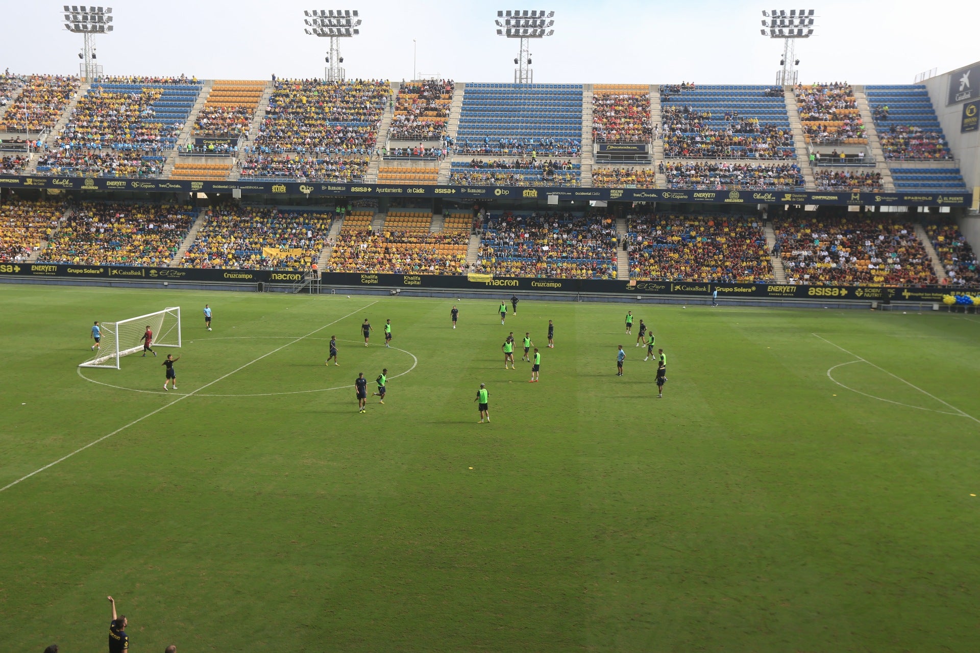 Fotos: la ilusión de los niños llena el Estadio del Cádiz CF