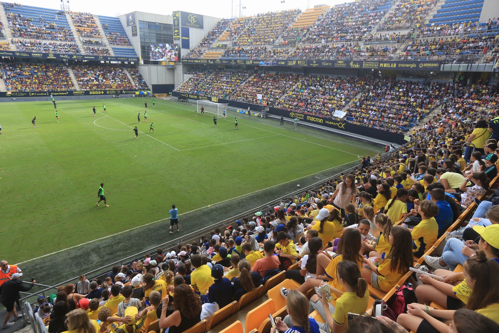 Fotos: la ilusión de los niños llena el Estadio del Cádiz CF