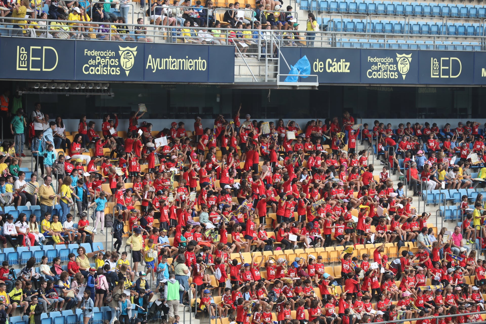 Fotos: la ilusión de los niños llena el Estadio del Cádiz CF