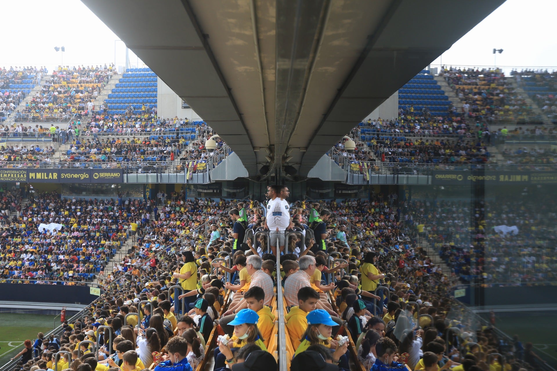 Fotos: la ilusión de los niños llena el Estadio del Cádiz CF
