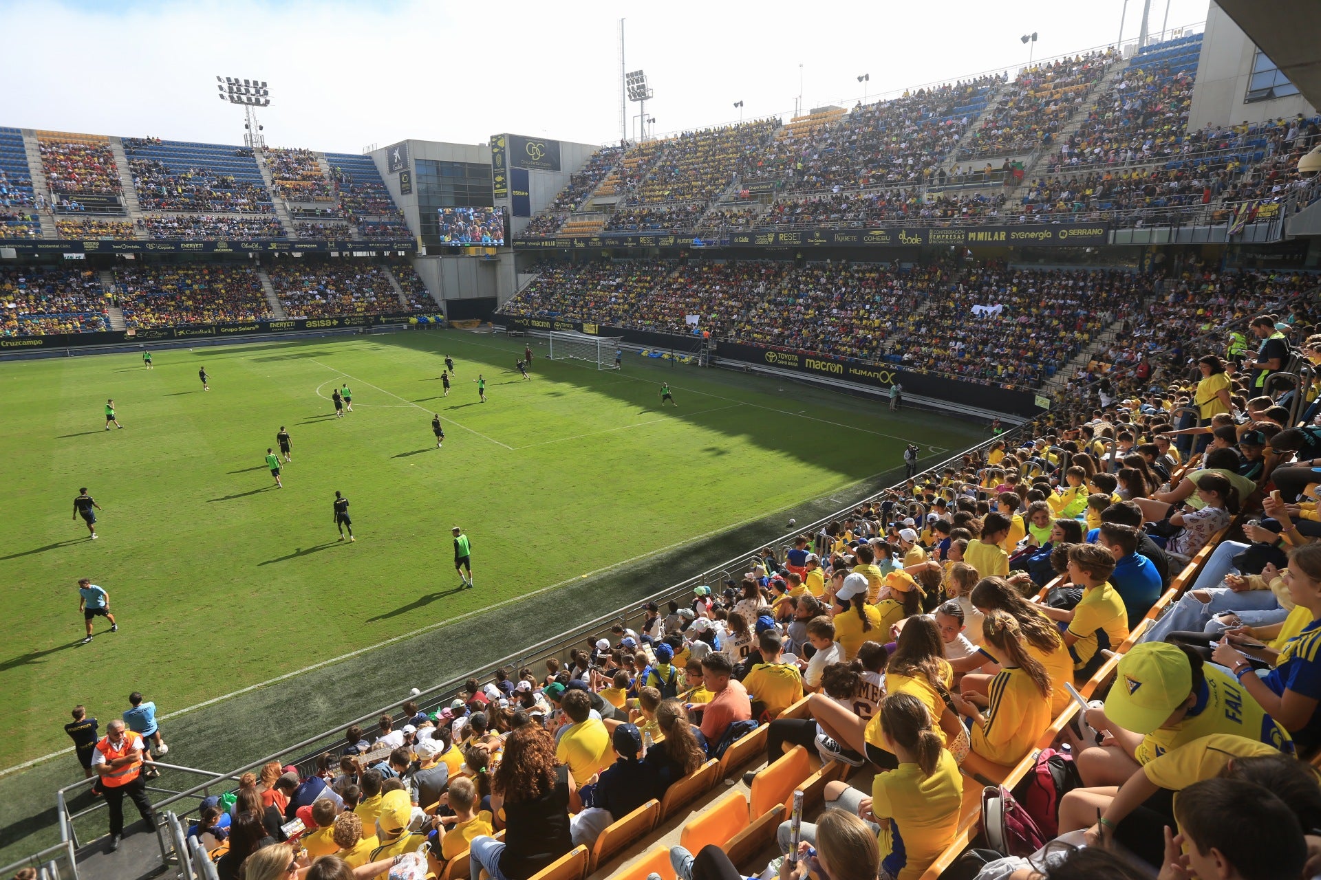 Fotos: la ilusión de los niños llena el Estadio del Cádiz CF