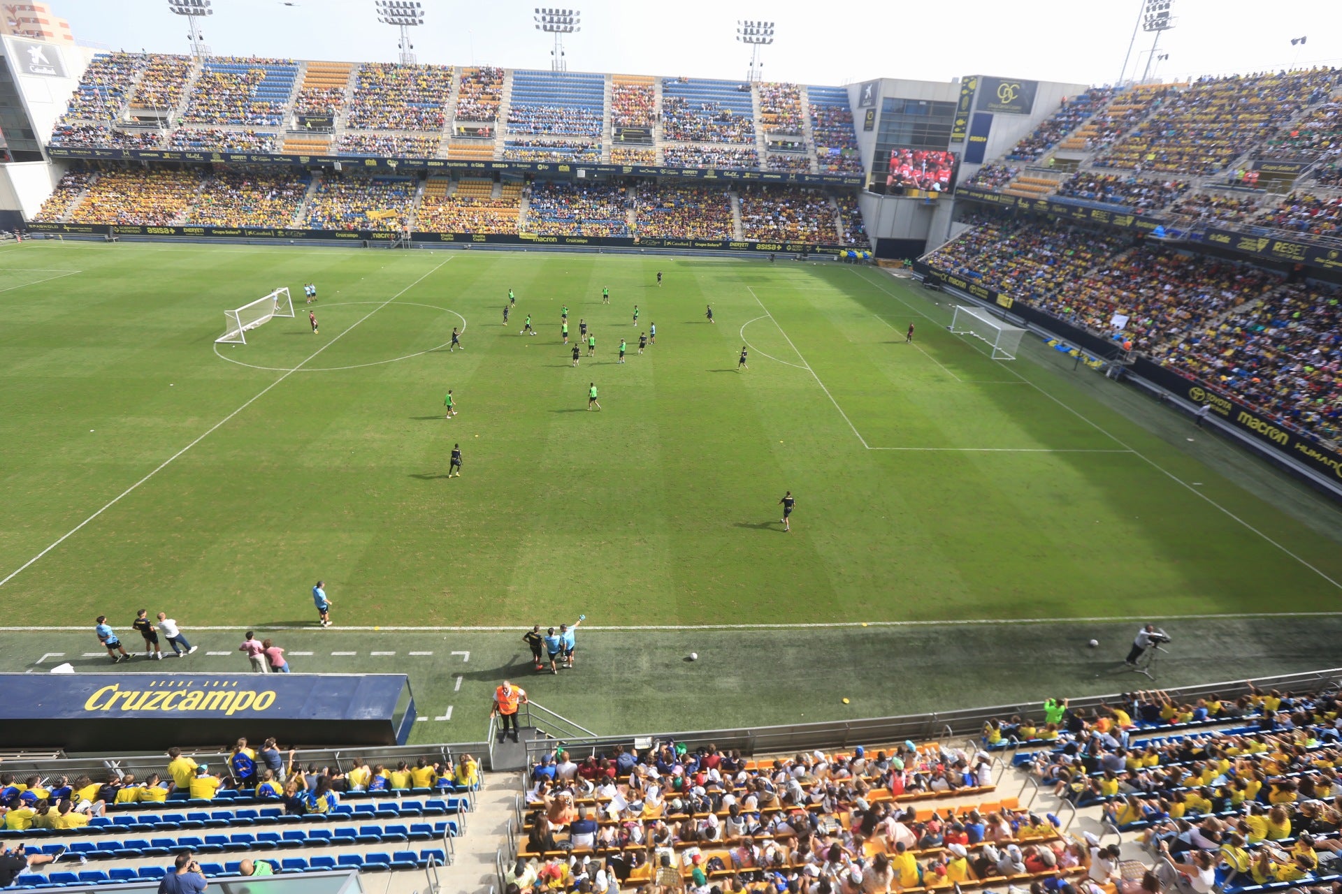 Fotos: la ilusión de los niños llena el Estadio del Cádiz CF