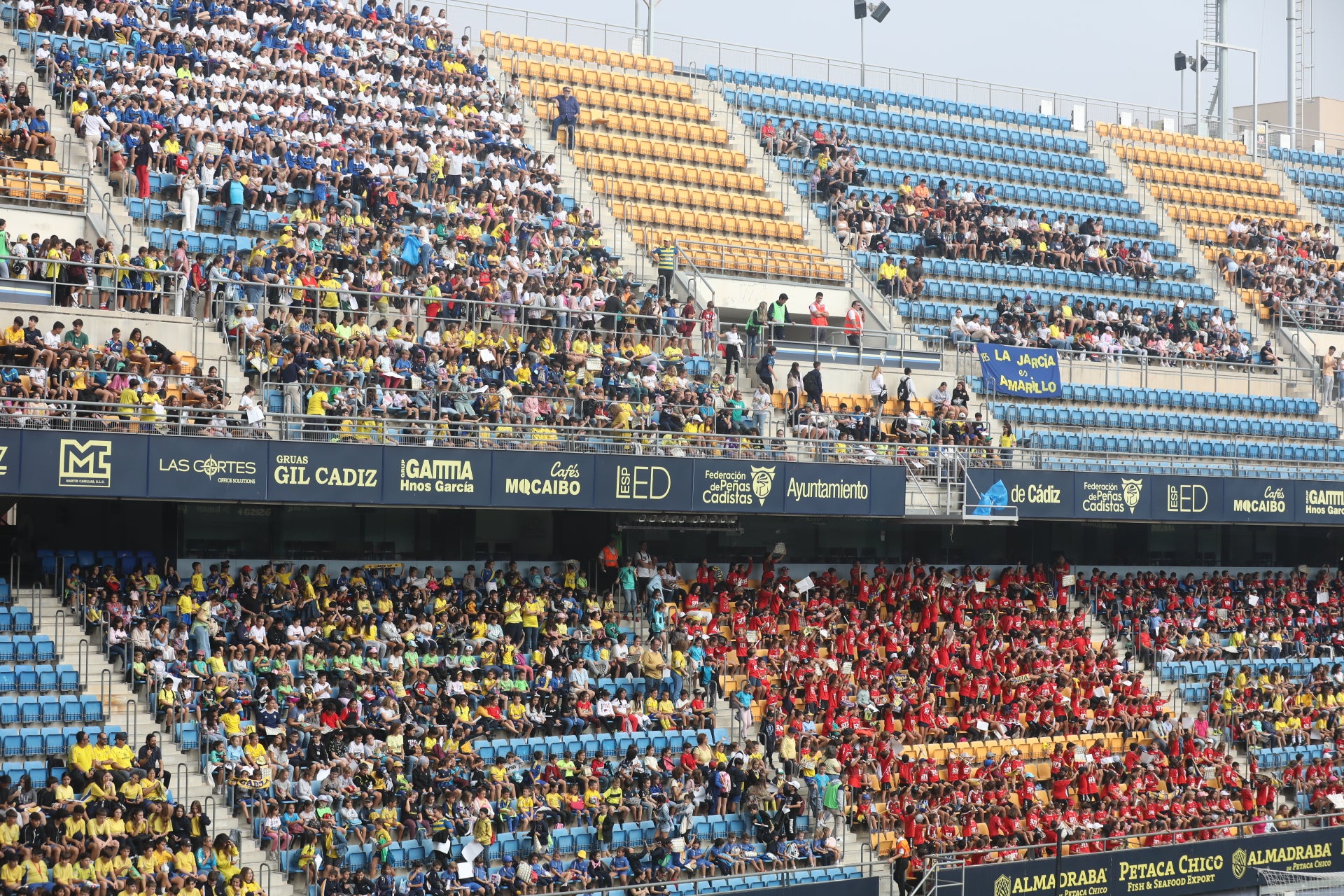 Fotos: la ilusión de los niños llena el Estadio del Cádiz CF
