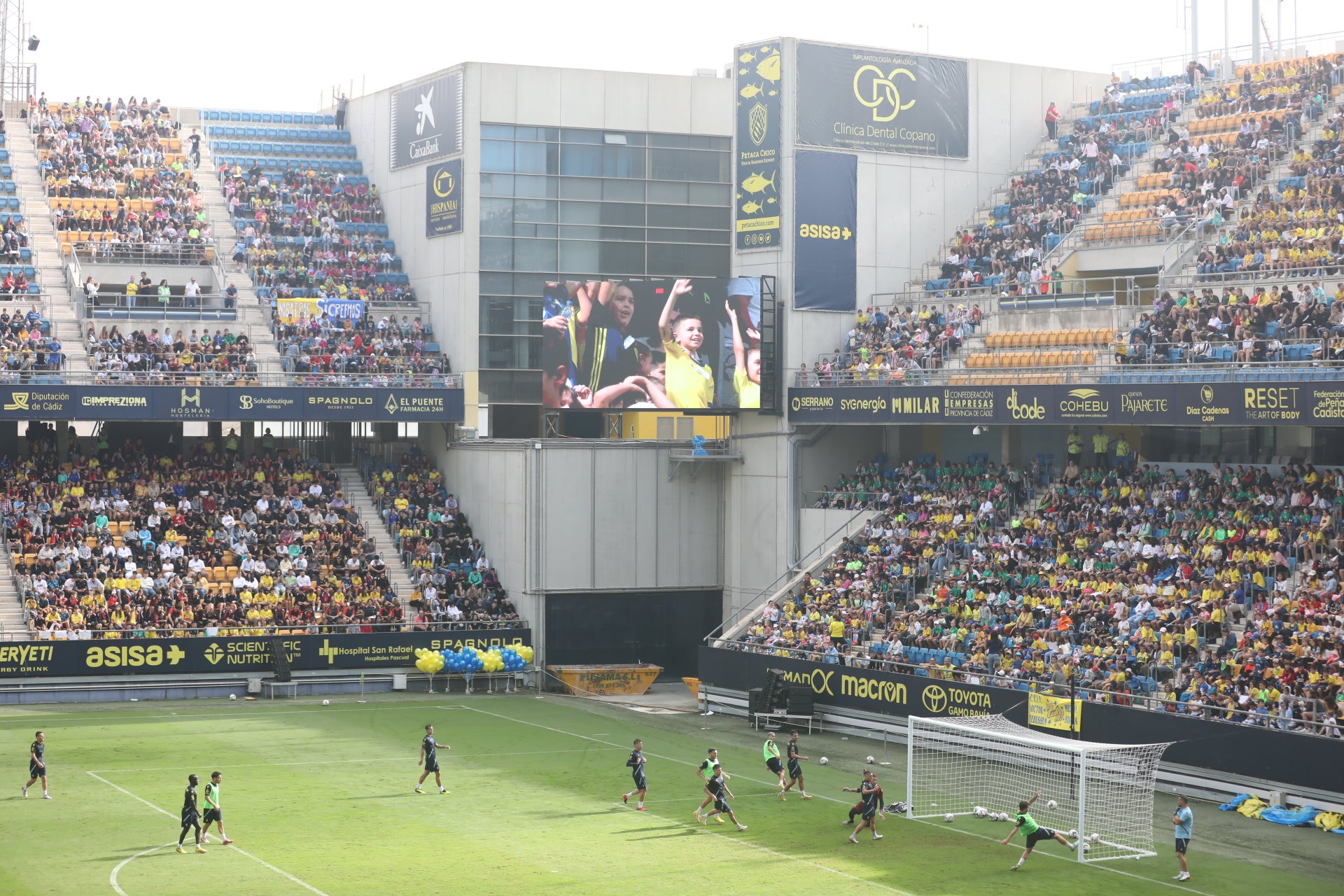 Fotos: la ilusión de los niños llena el Estadio del Cádiz CF