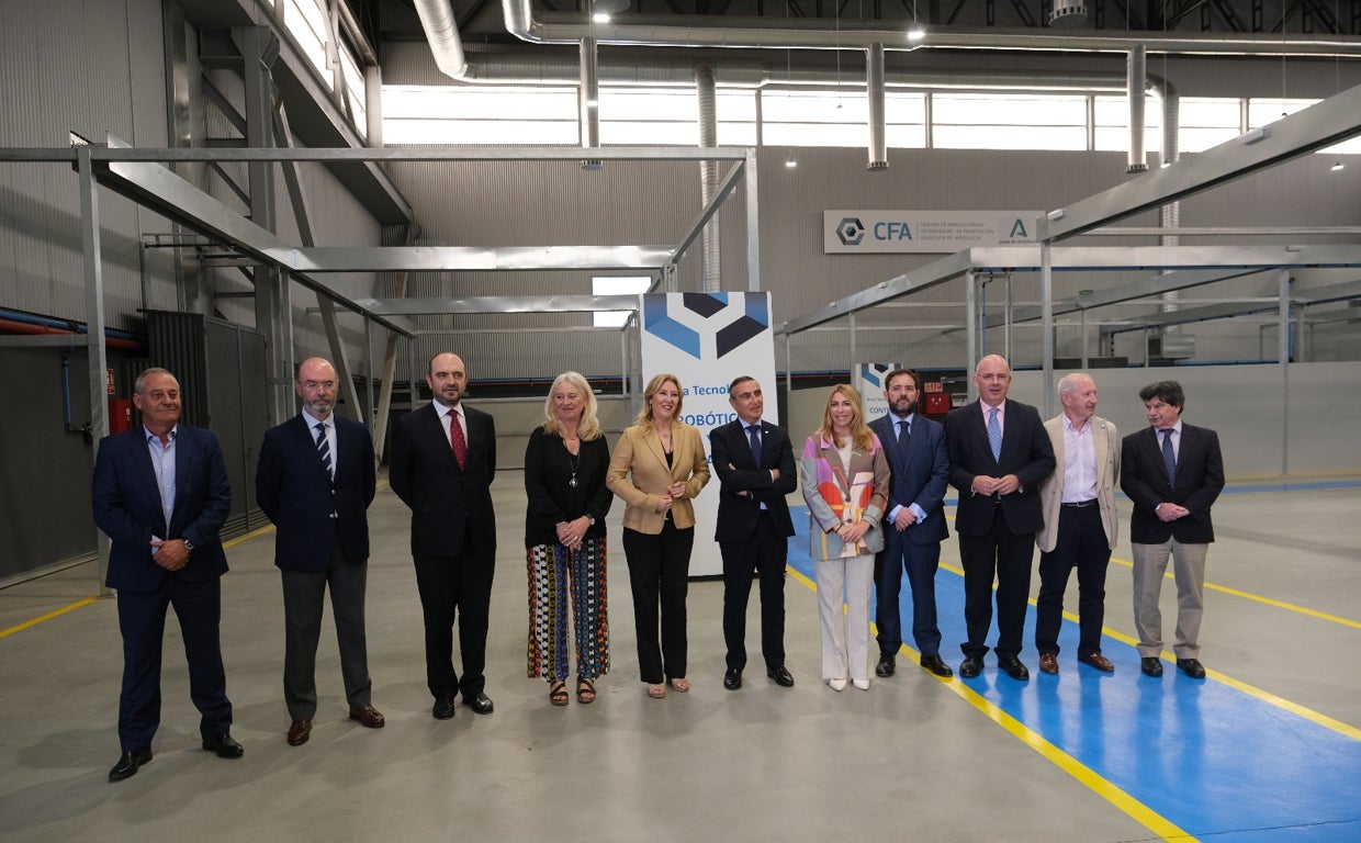 Foto de familia en las instalaciones del CFA con la consejera, miembros de la patronal y representantes de la Agencia IDEA