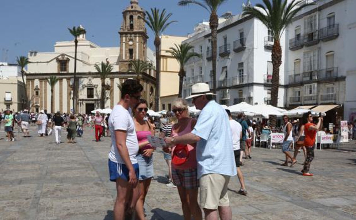 Imagen de turistas en la Catedral de Cádiz.