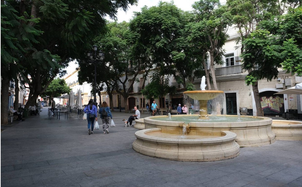 La plaza del Mentidero es el centro neurálgico del barrio que lleva su mismo nombre.