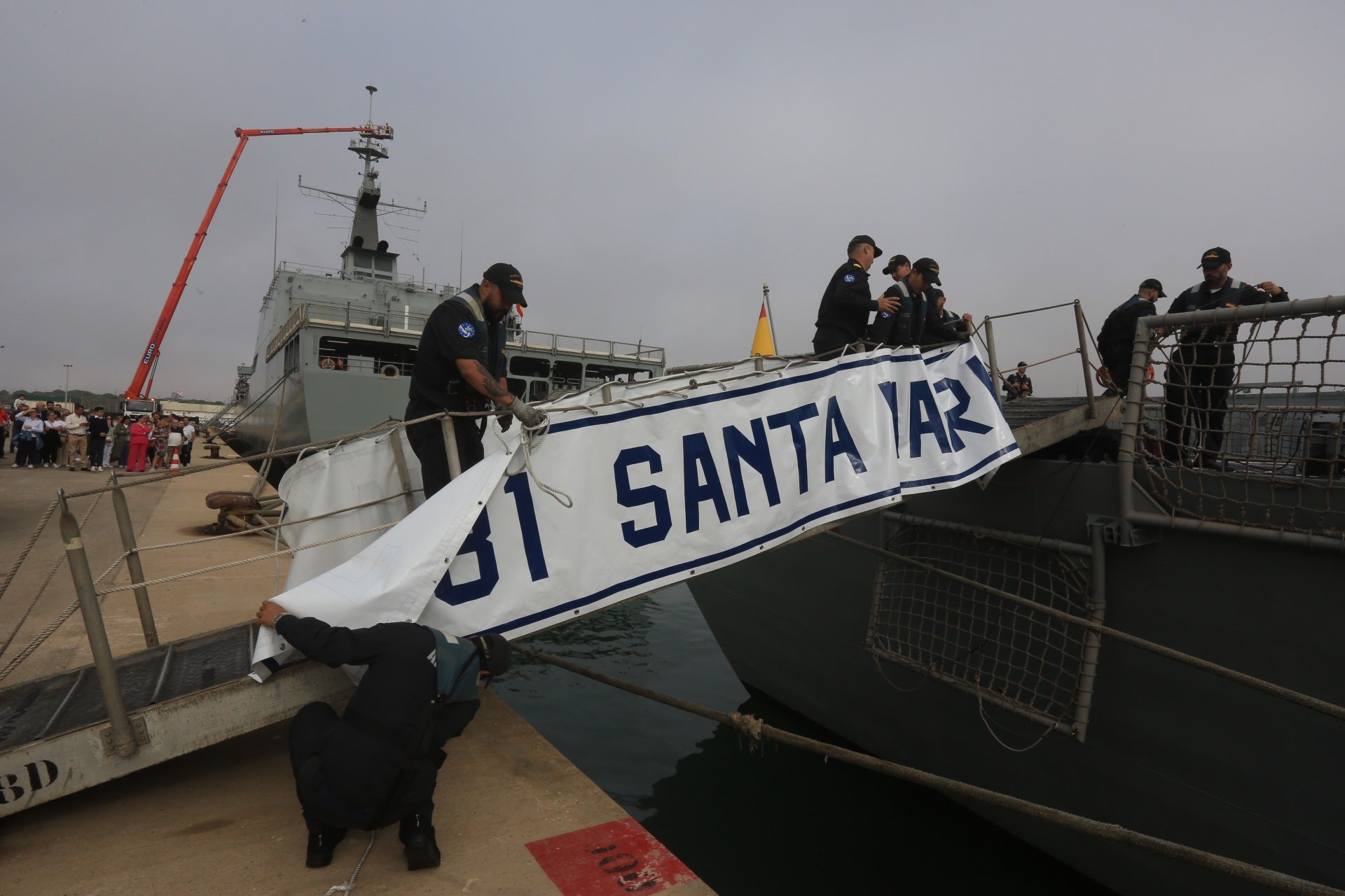 Fotos: La emotiva despedida de la fragata &#039;Santa María&#039; desde Rota