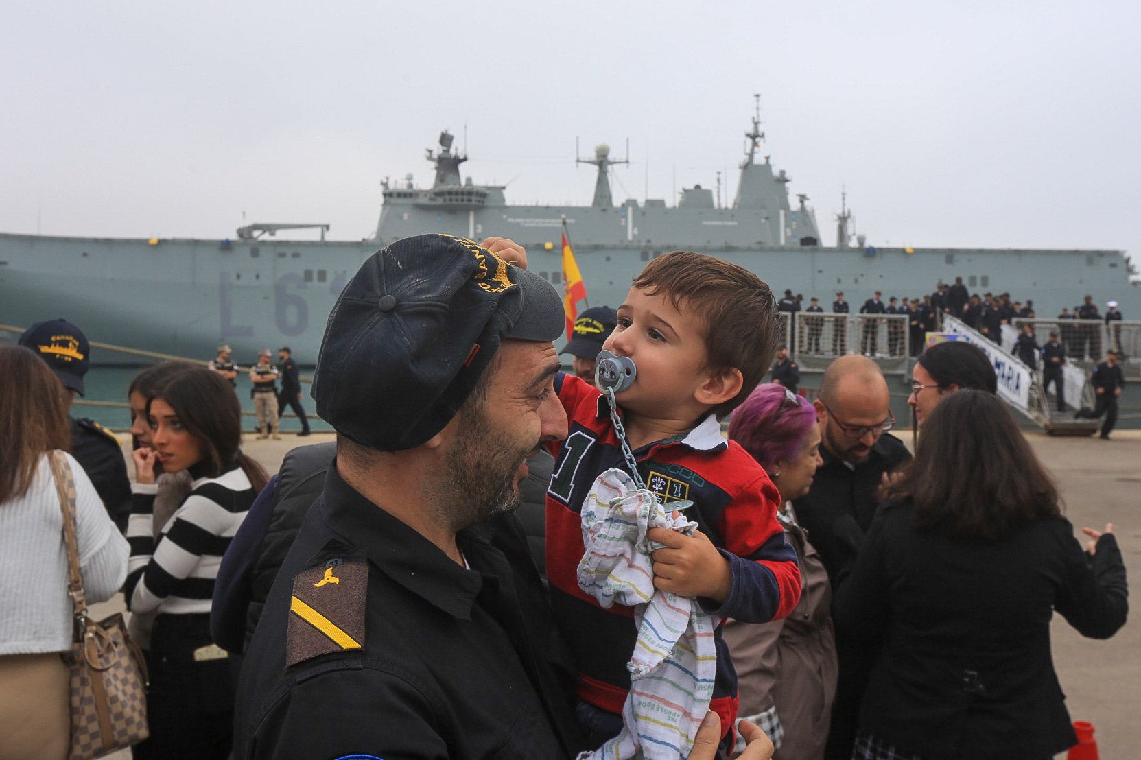 Fotos: La emotiva despedida de la fragata &#039;Santa María&#039; desde Rota