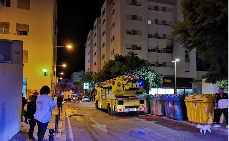 Susto en la avenida de la Sanidad Pública de Cádiz por un incendio