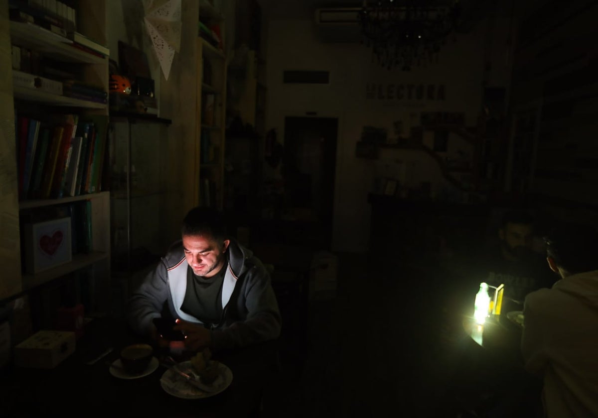 Apagón en la cafetería 'La Lectora'.