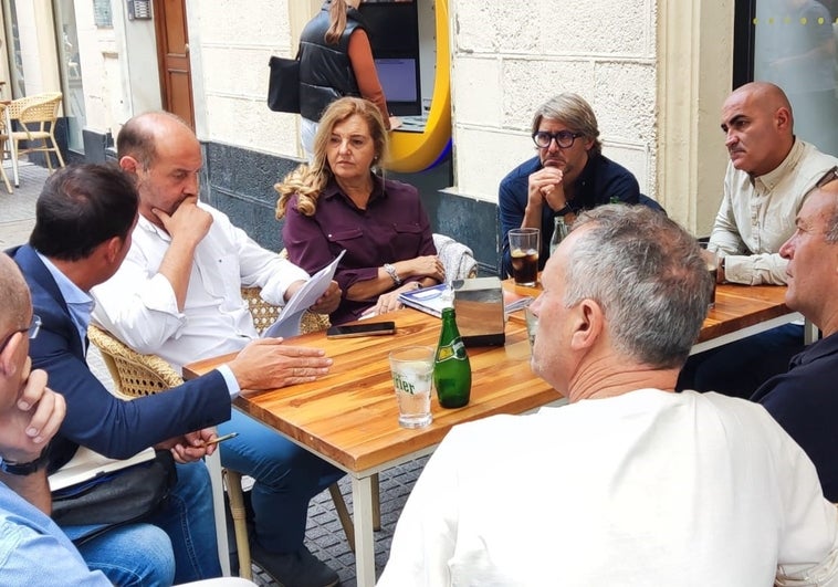 El PP de Cádiz pide a Horeca que esté alerta de la bonificación de la tasa de terrazas ante el «caos general del Ayuntamiento»