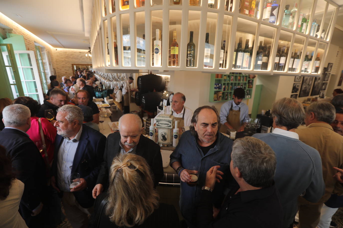 Fotos: El bar Las Banderas renace en Cádiz