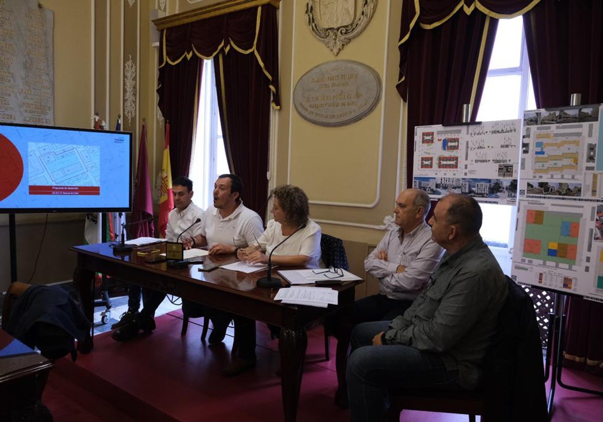 De izqda a dcha, Mario Barrios, José María González y Eva Tubío durante la presentación.