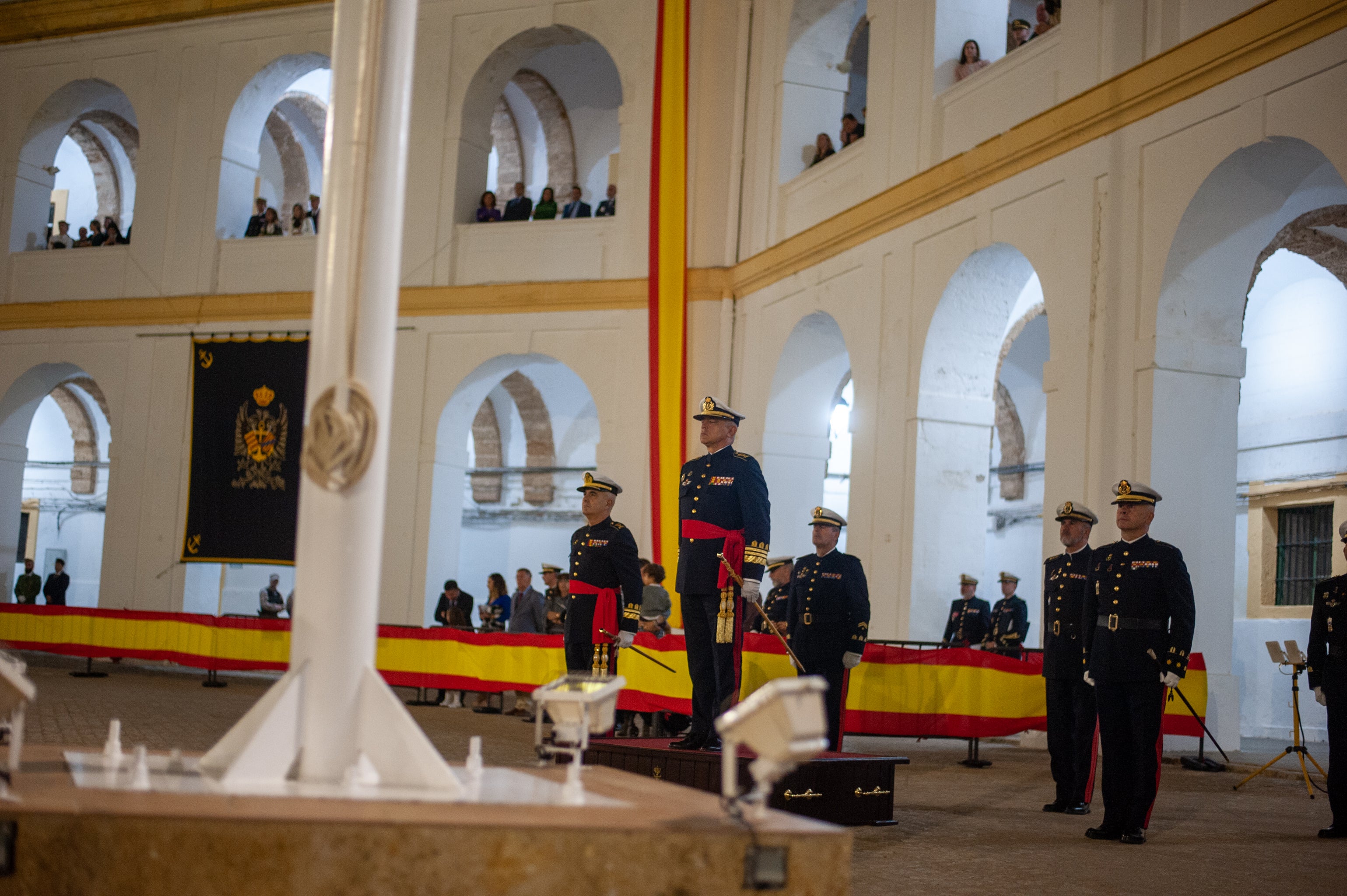 Todas las imágenes del arriado solemne de bandera en el Tercio de Armada de San Fernando